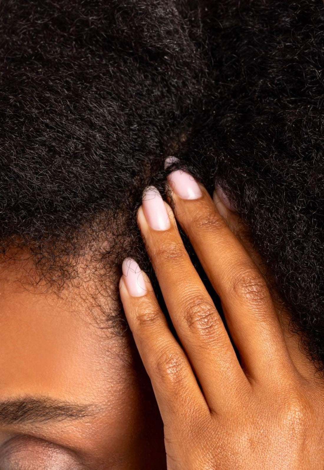 Massage du cuir chevelu : bienfaits, techniques et résultats sur la pousse